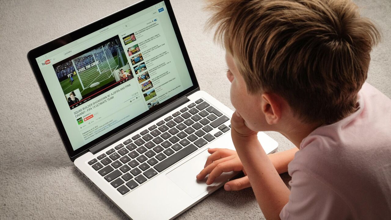 Dečak gleda laptop