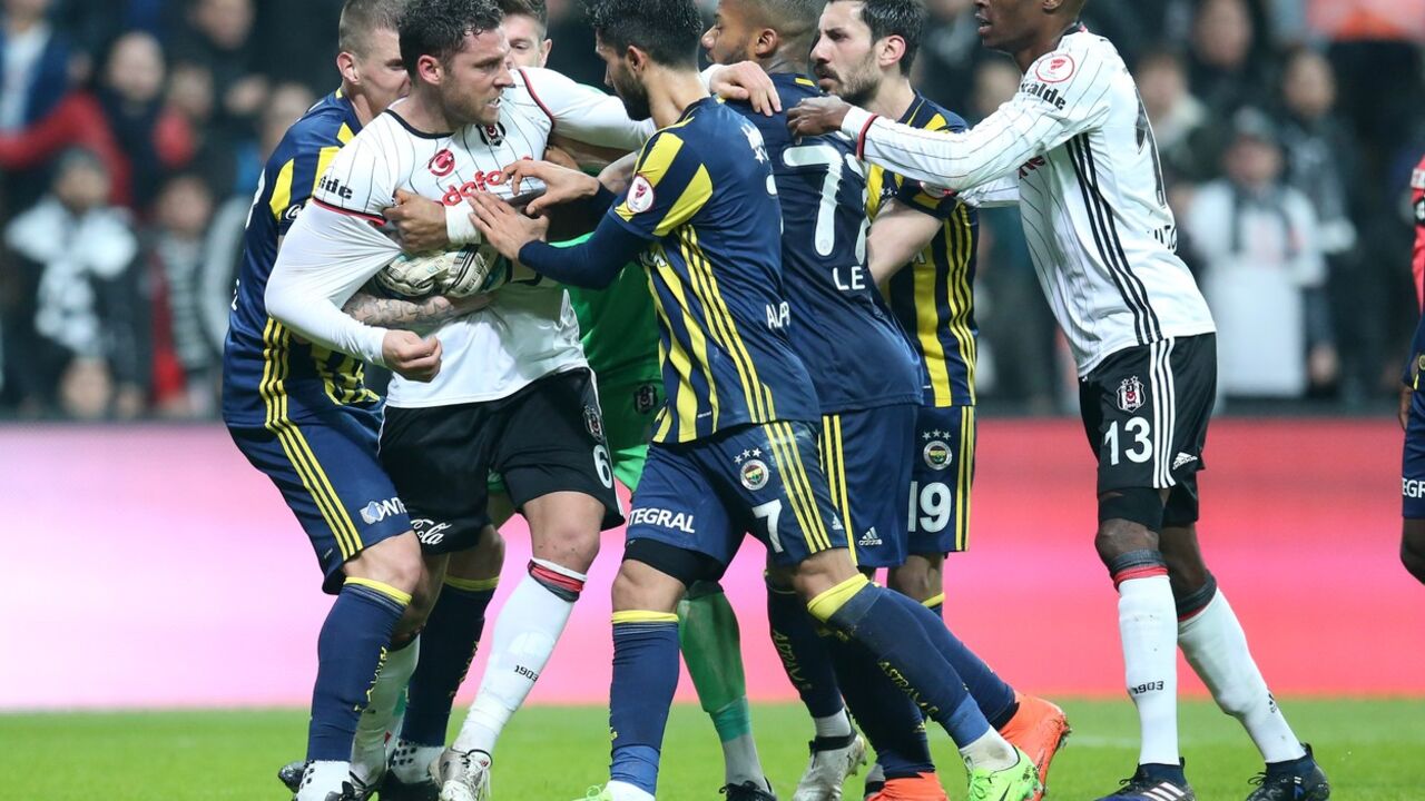 Duško Tošić posle isključenja na meču Bešiktaš - Fenerbahče