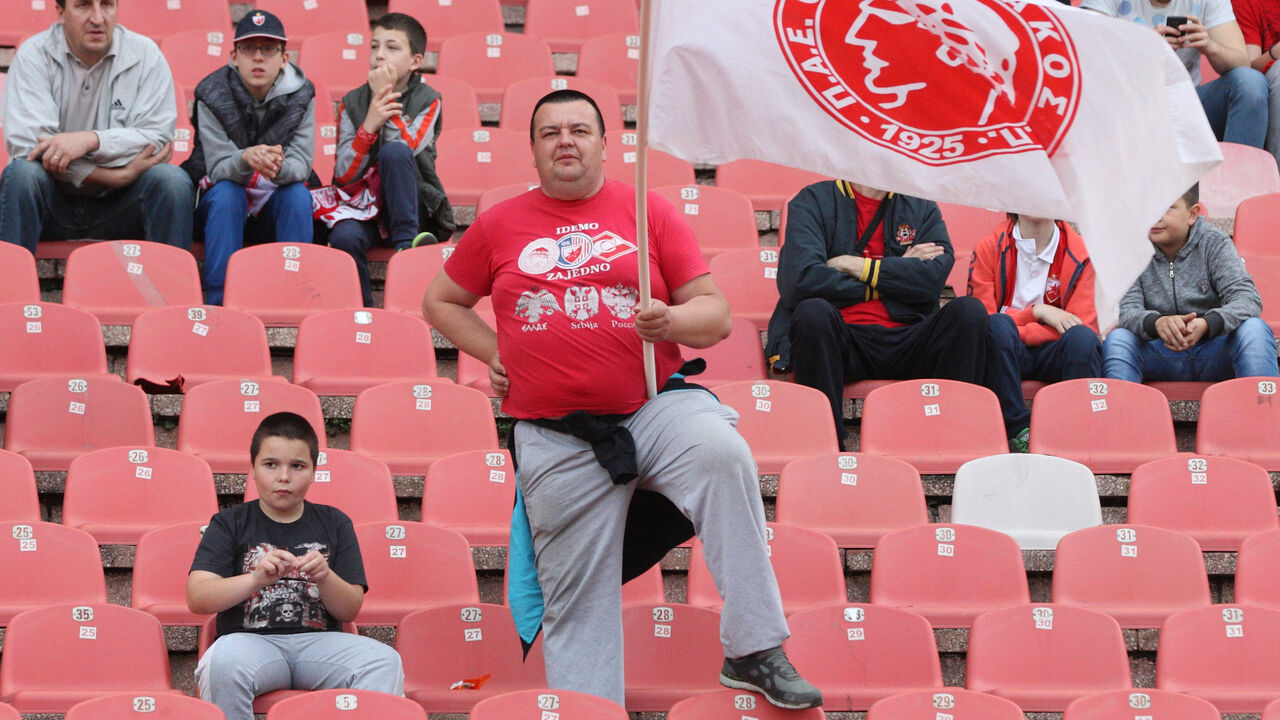 Navijač sa zastavom Olimpijakosa