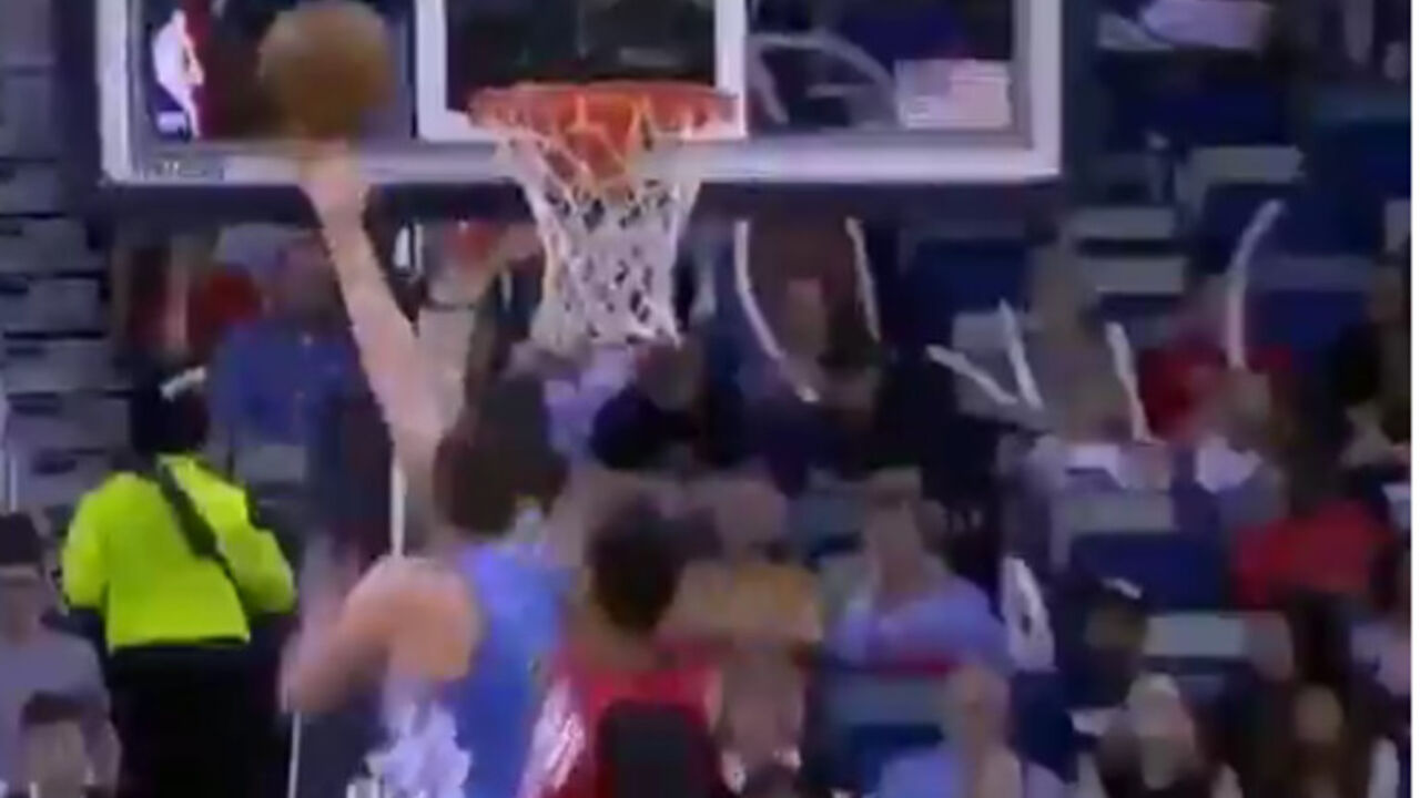 Nikola Jokić poentira pored Entonija Dejvisa