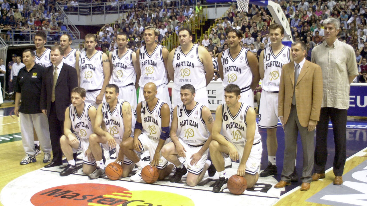 Šampionska ekipa Partizana iz Istanbula na revijalnom meču odigranom 2002. godine