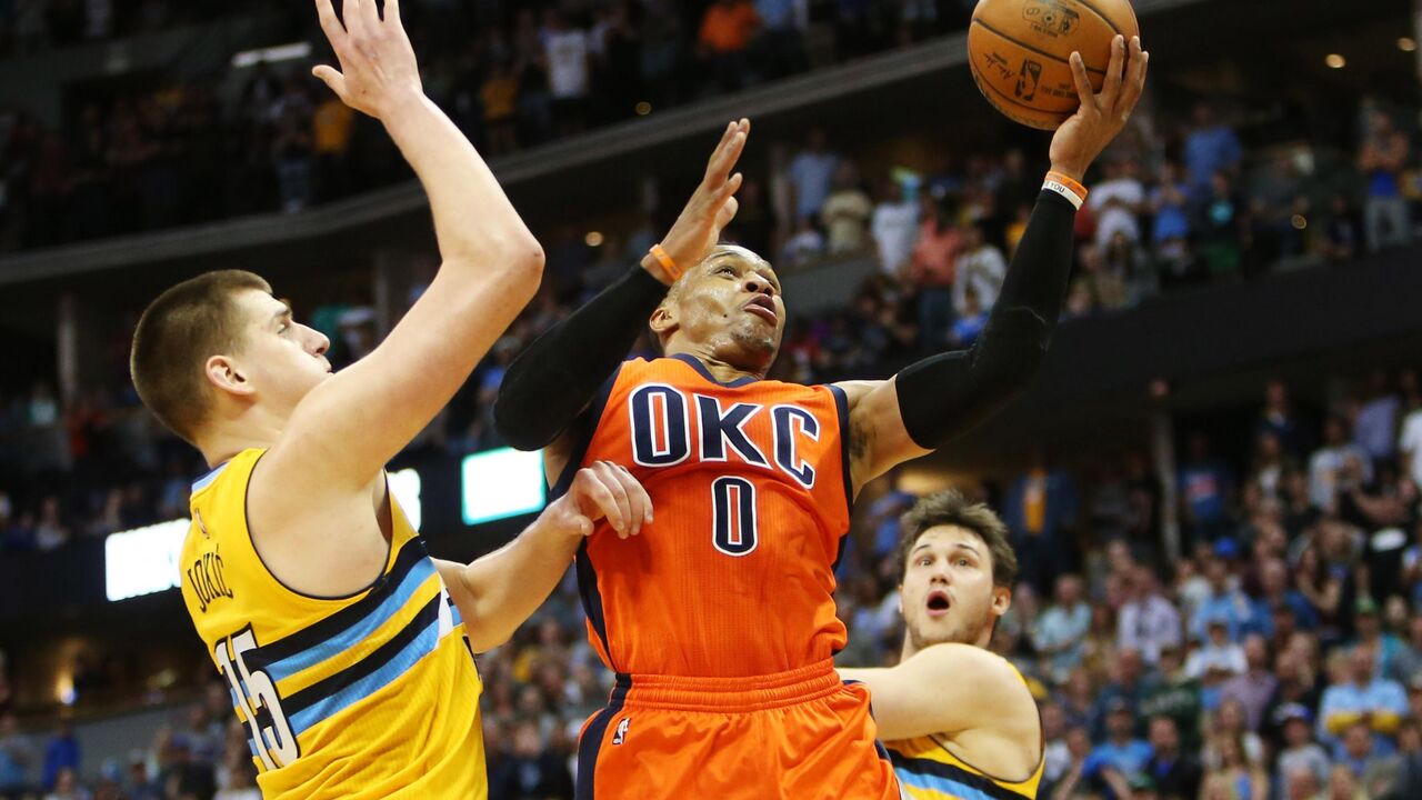 Nikola Jokić u duelu sa Raselom Vestbrukom