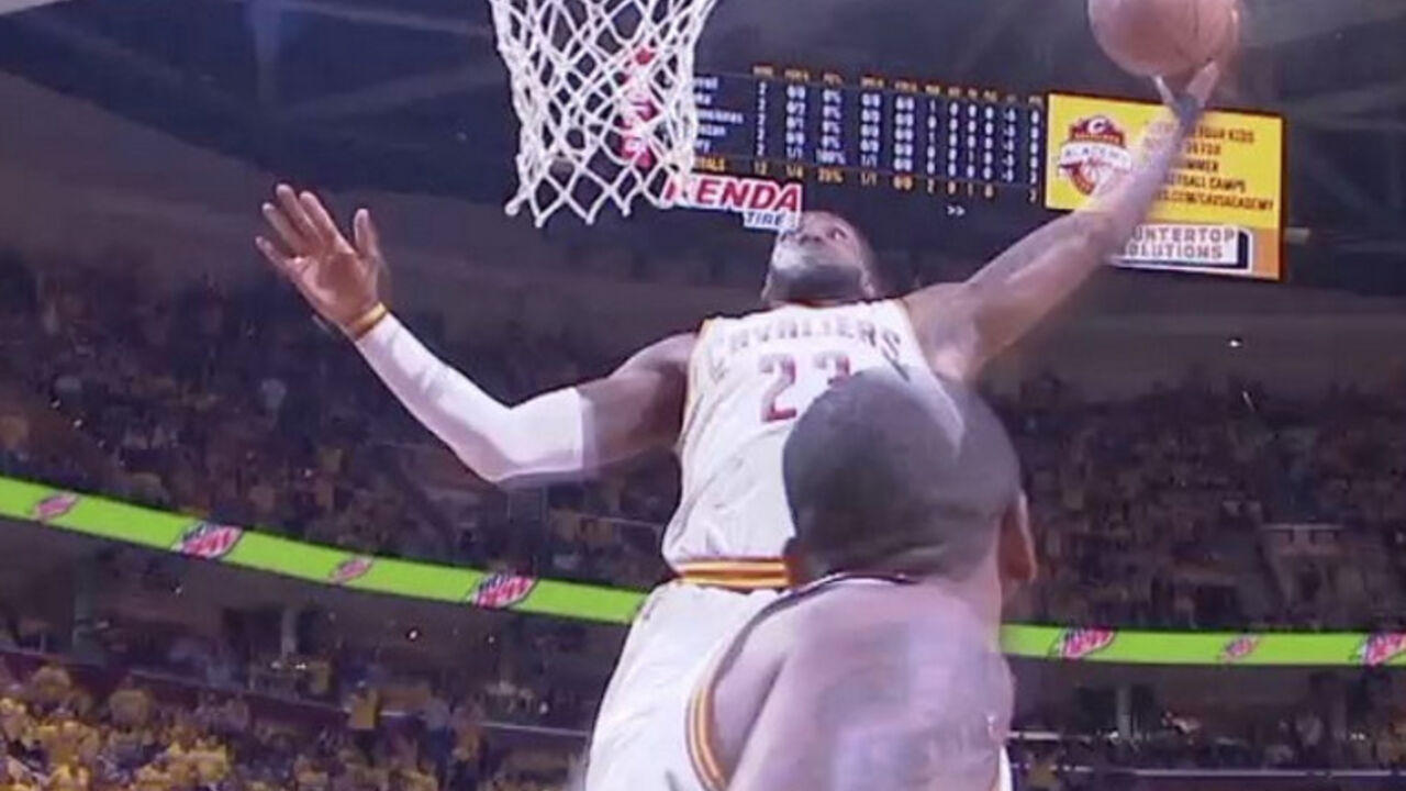 Lebron Džejms i Kajri Irving posle moćnog zakucavanja