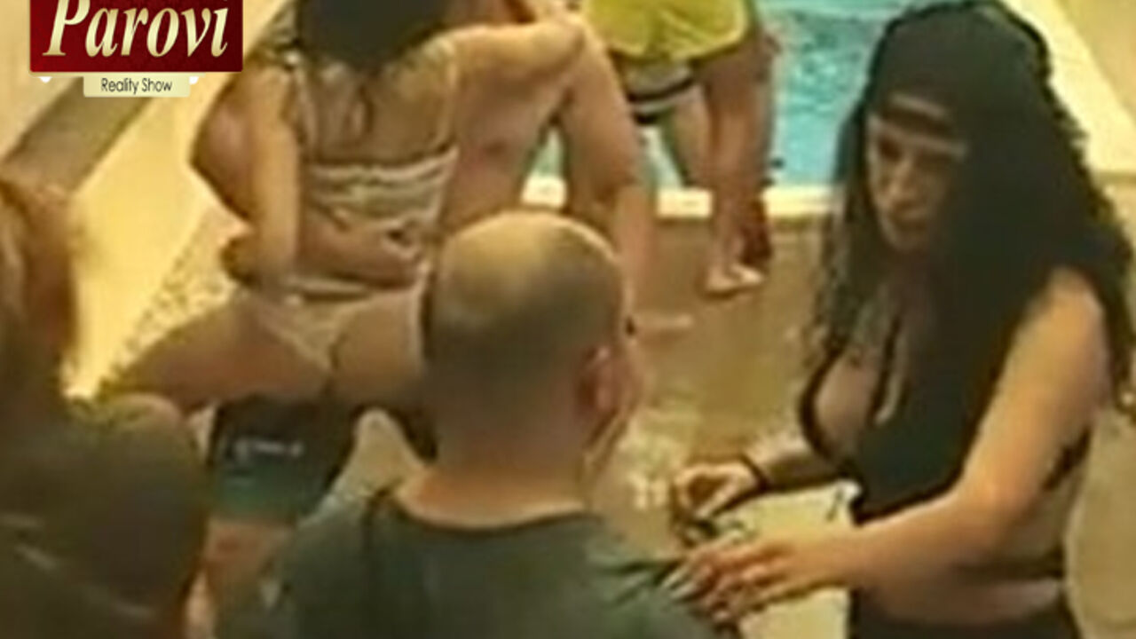 Žurka na bazenu u vili Parova