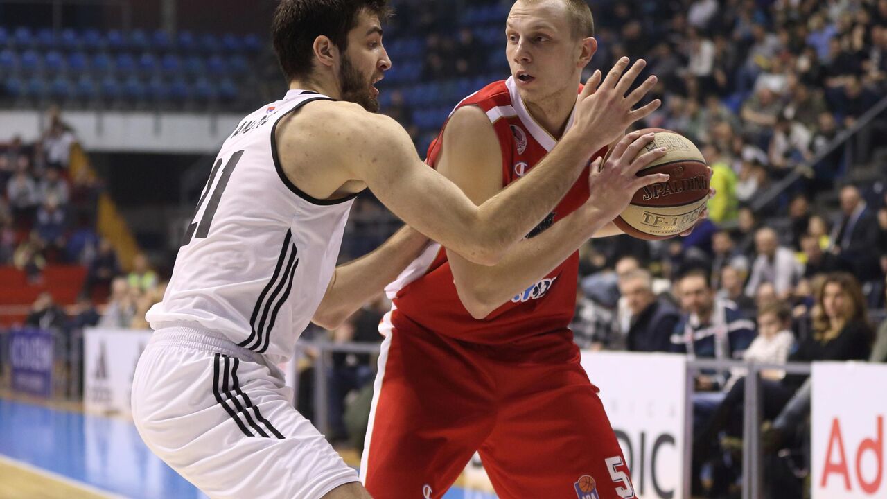 Dejan Davidovac (FMP) u duelu sa Mihajlom Andrićem iz Partizana