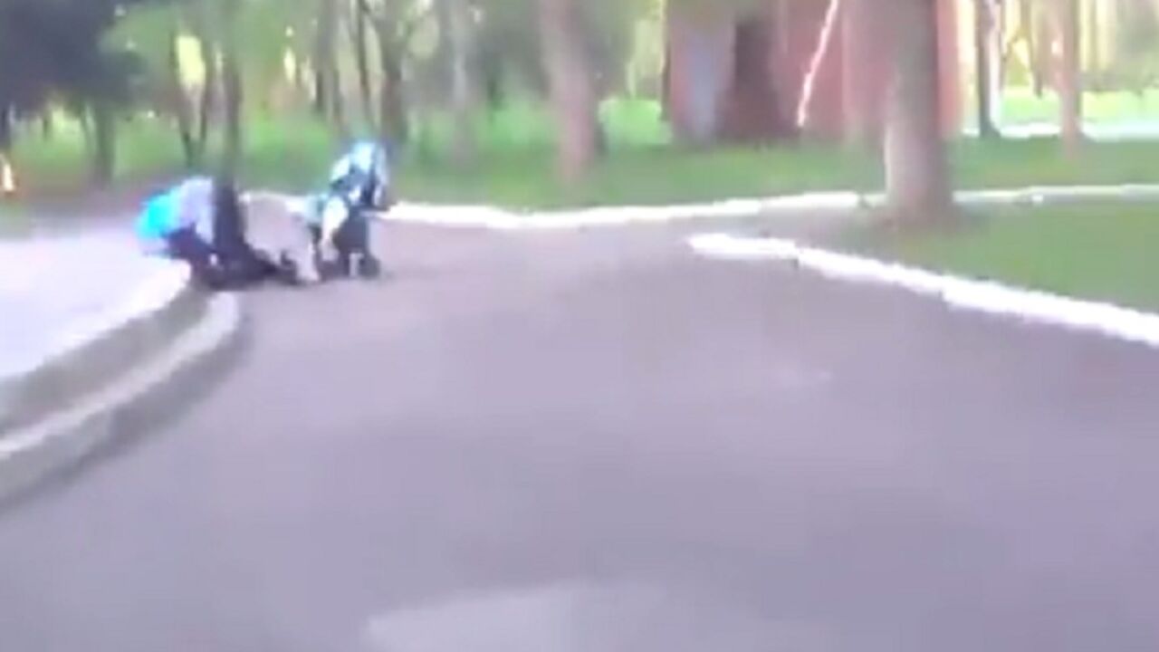 roditelji narkomani sa bebom u parku