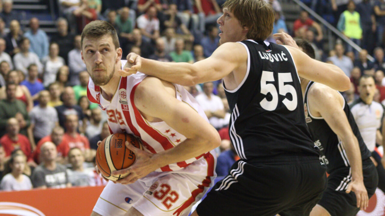 Centar Crvene zvezde Ognjen Kuzmić u duelu sa Urošem Lukovićem iz Partizana