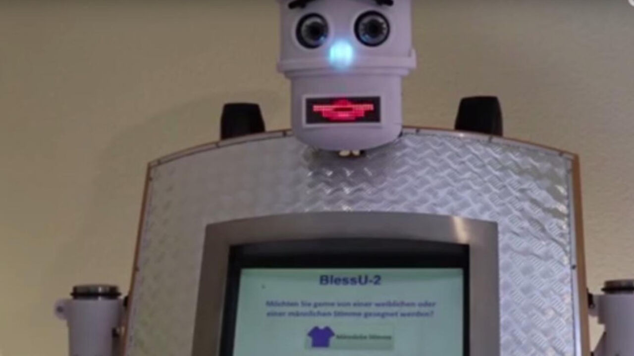 Robot sveštenik