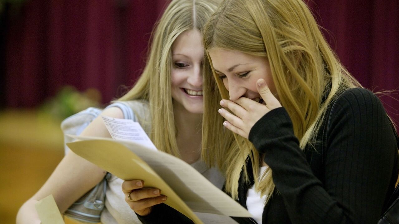 studenti gledaju rezultate ispita