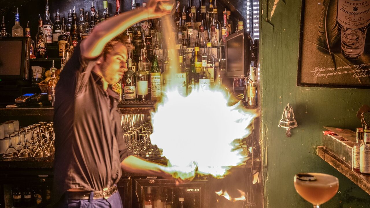 barmen zapalio vatru