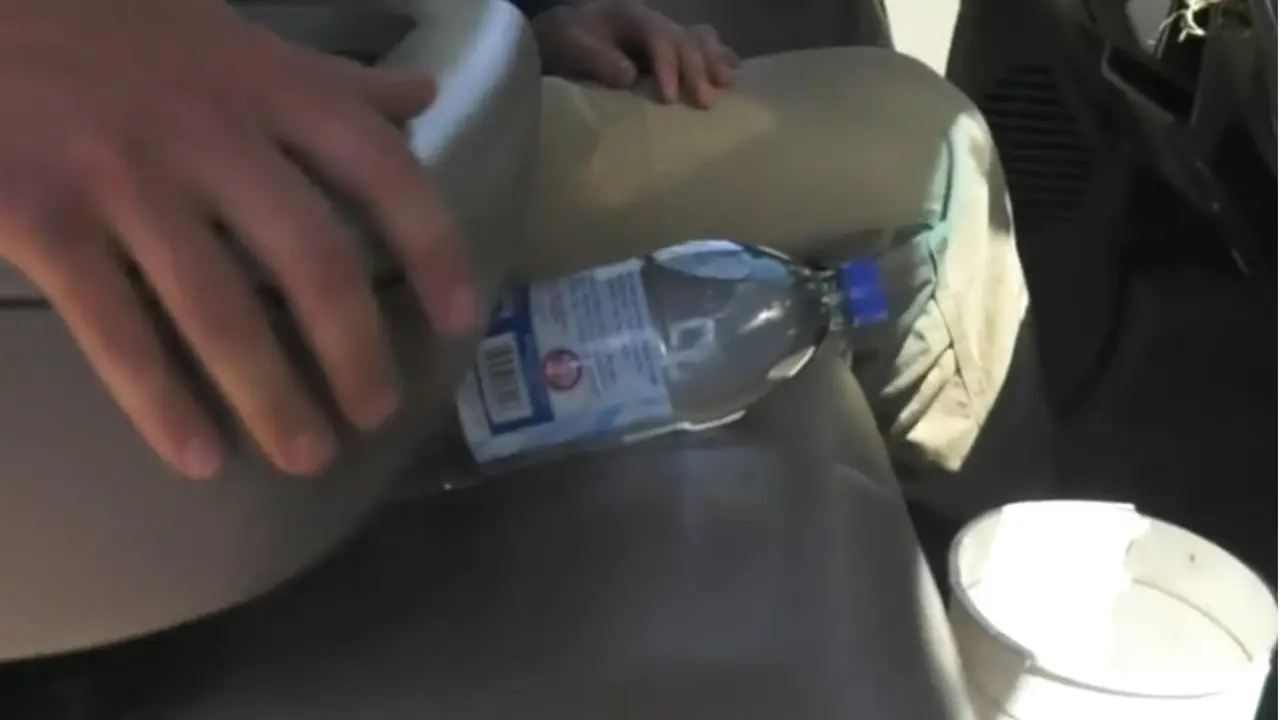 flašica sa vodom u automobilu