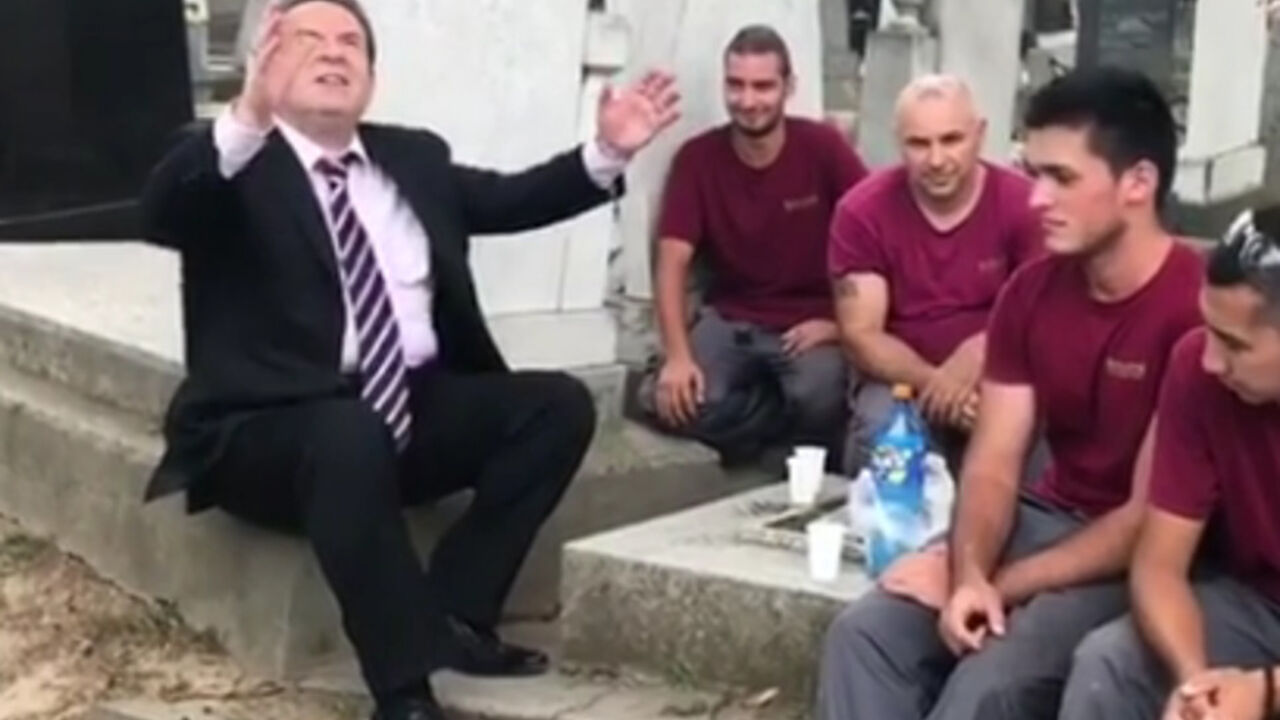 Bogoljub Karić na grobu brata Sretena