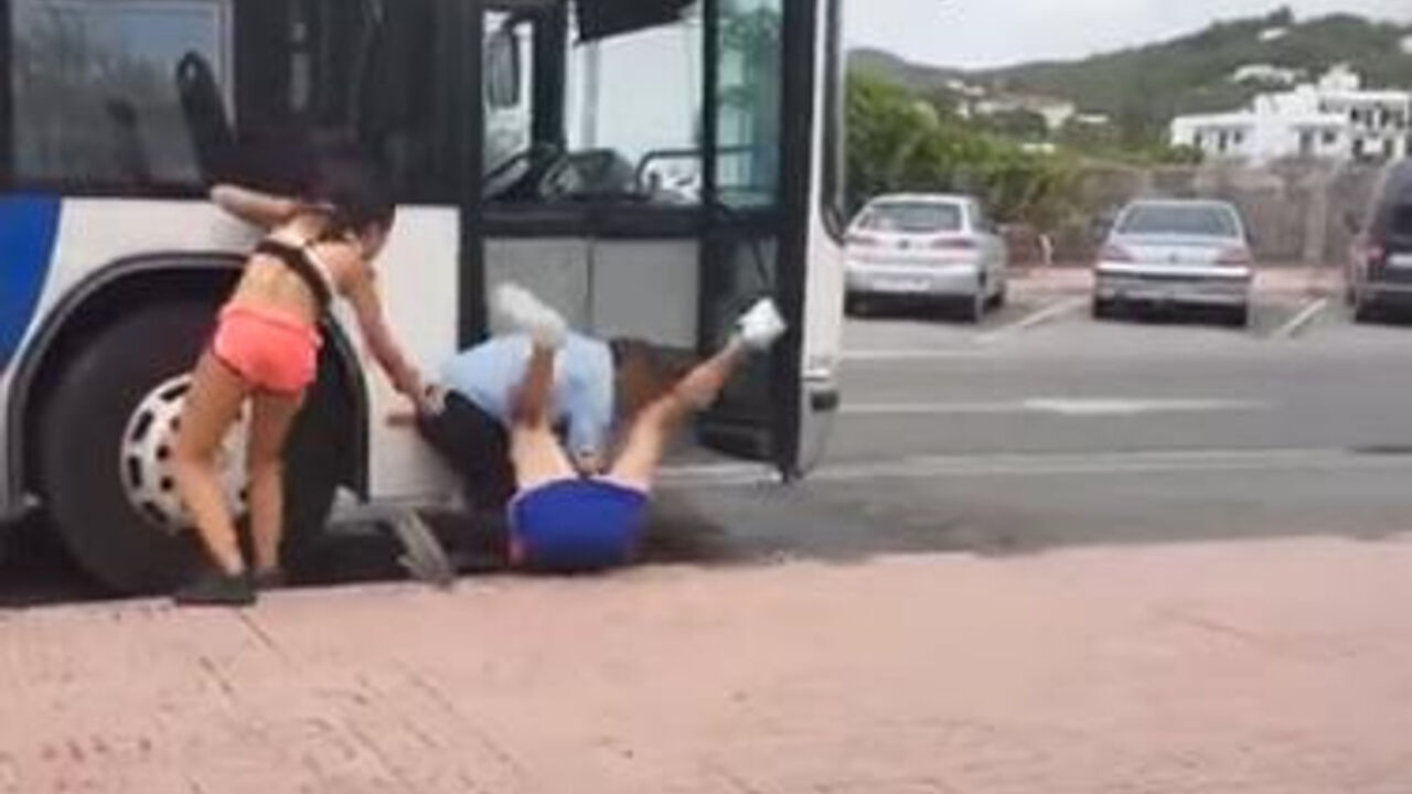 tuča ispred autobusa