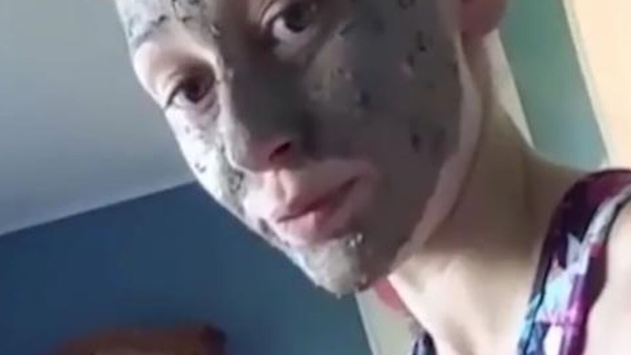 žena sa maskom na licu