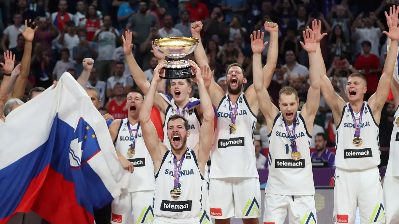 Goran Dragić sa peharom na Evropskom prvenstvu u Istanbulu