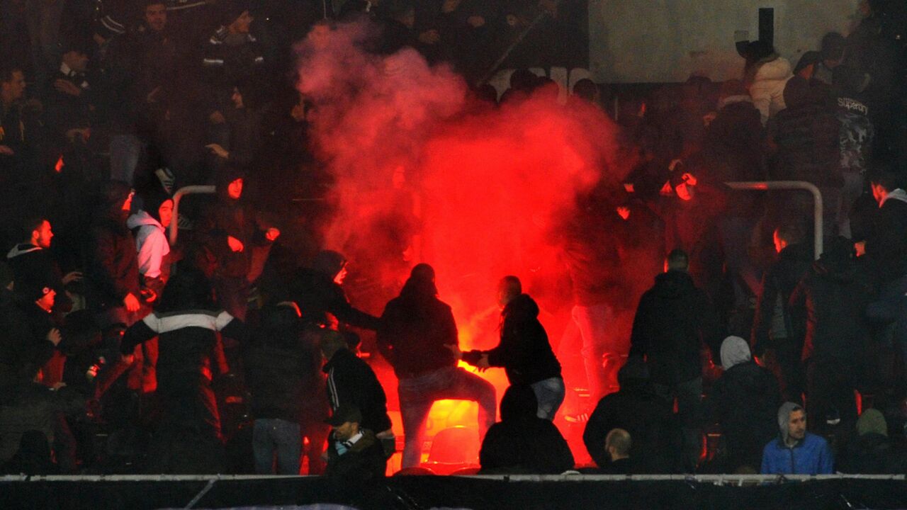 Tuča navijača Partizana na 156. derbiju