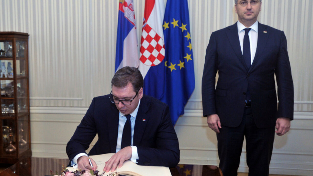 Alreksandar Vučić se upisuje u Zlatnu knjigu