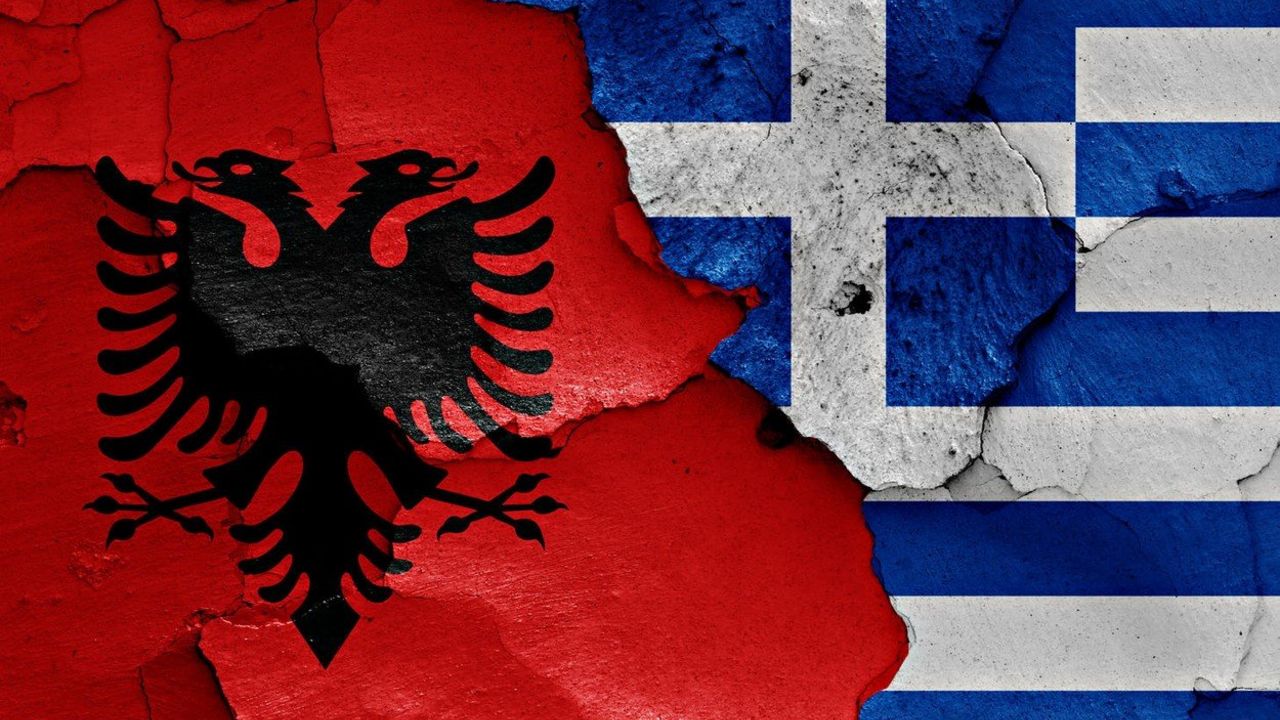 albanska i grčka zastava
