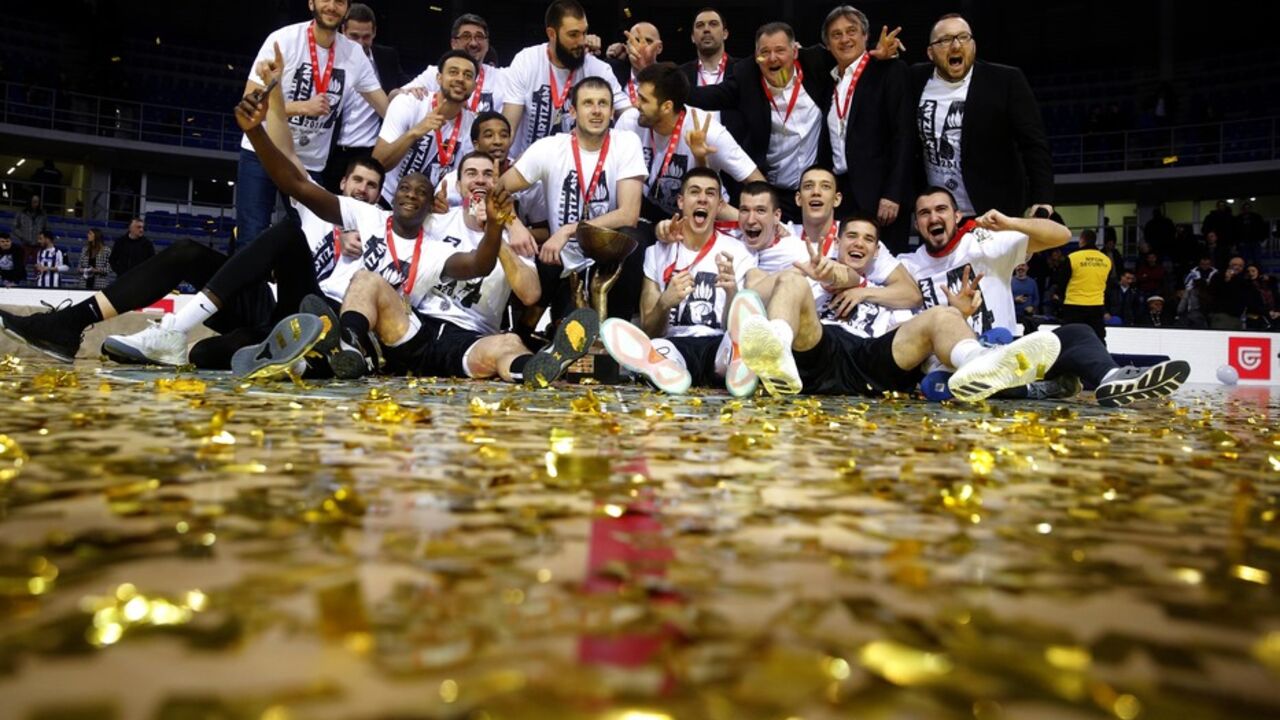Košarkaši Partizana sa trofejom Kupa Radivoja Koraća