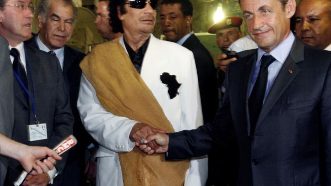 Moamer Gadafi i Nikola Sarkozi