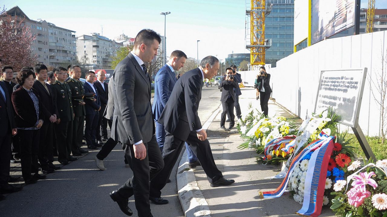 Položeni venci na mestu pogibije troje kineskih novinara