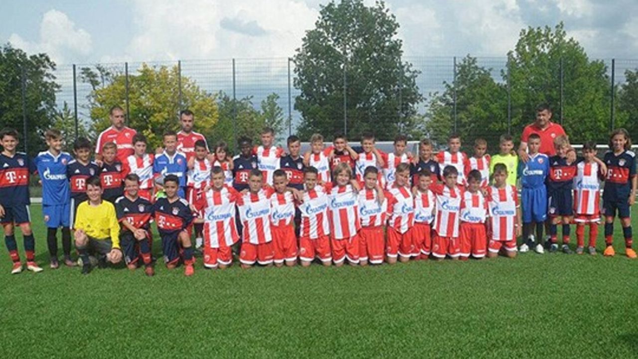 Fudbaleri Crvene zvezde i Bajern Minhena