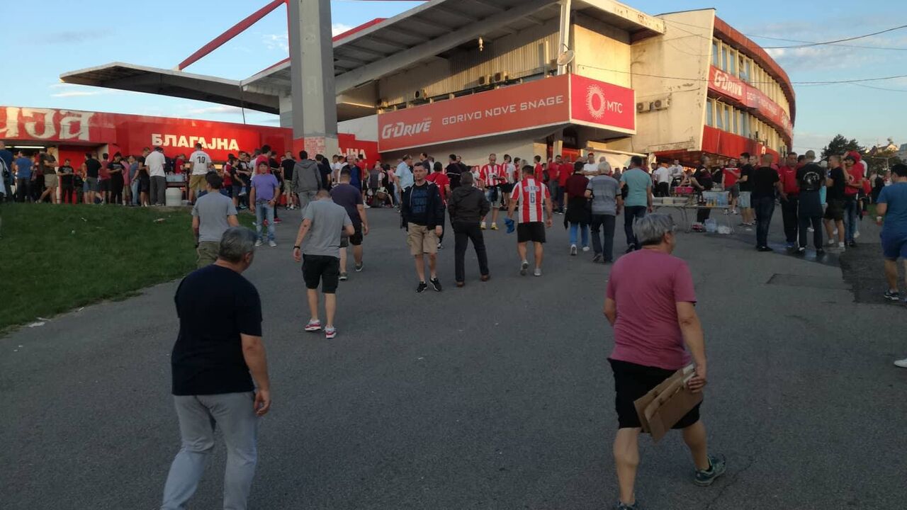 Atmosfera ispred stadiona Crvene zvezde