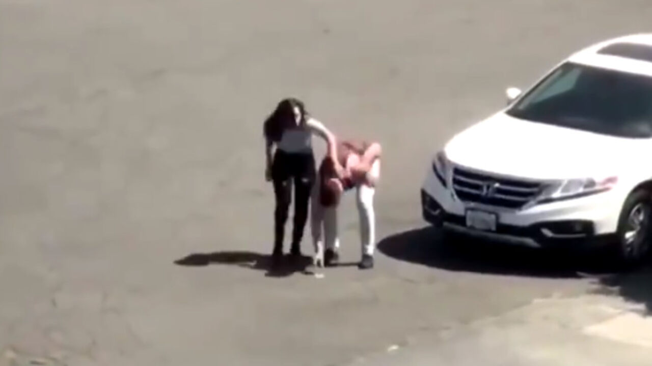 Tuča devojke i momka na parkingu