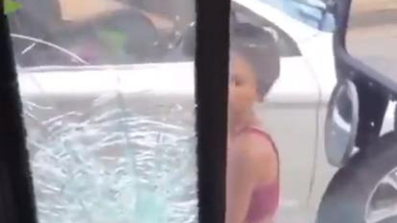 Besna žena razbija prozor na autobusu