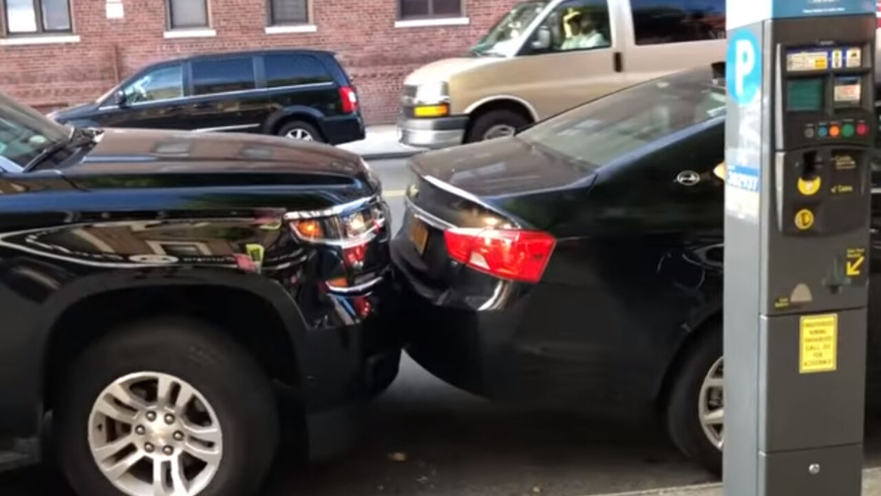 Automobili na parkingu