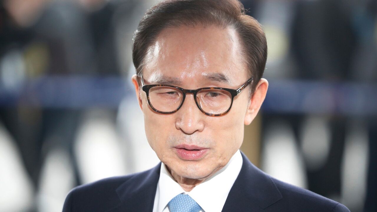 Li Mjung Bak