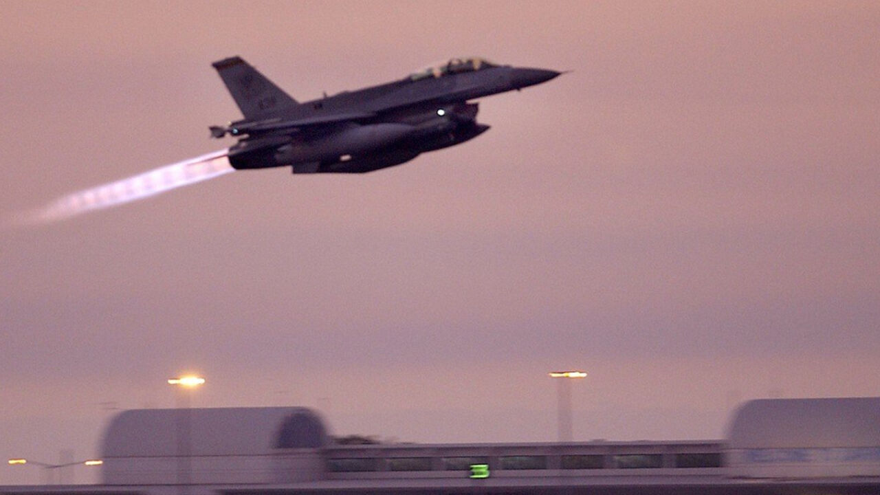 F16
