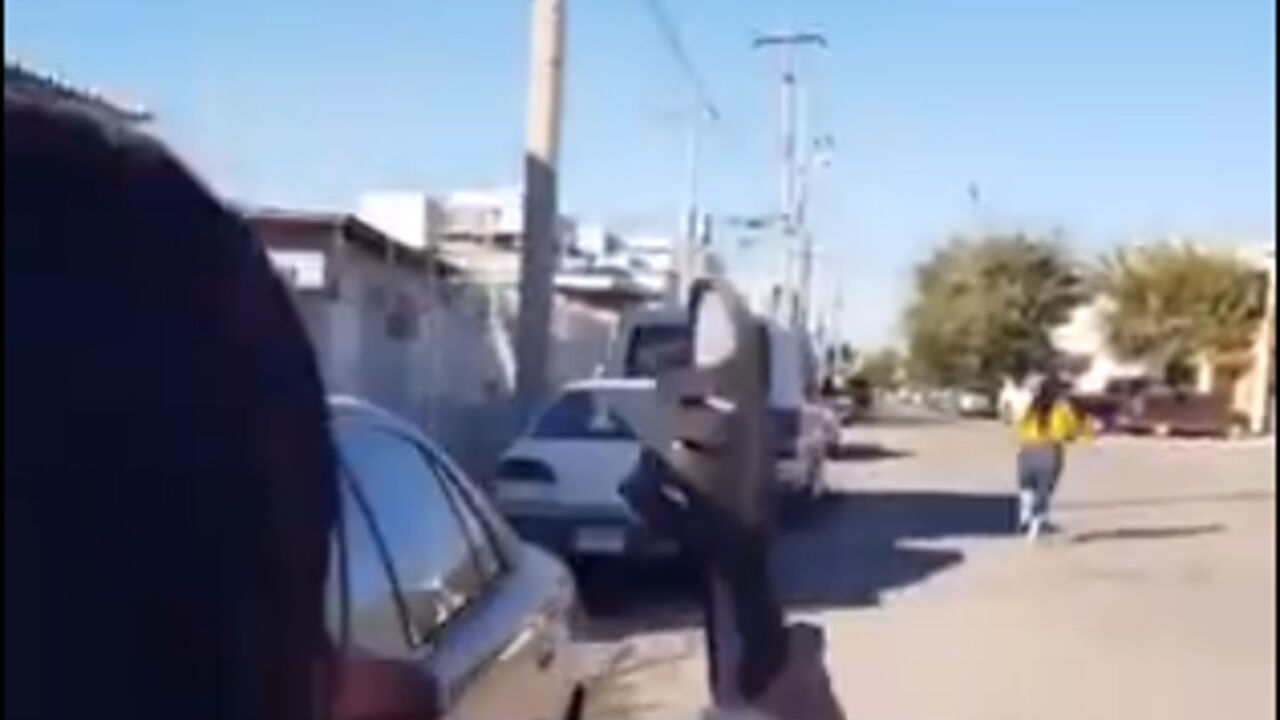 Majka gađa ćerku papučom