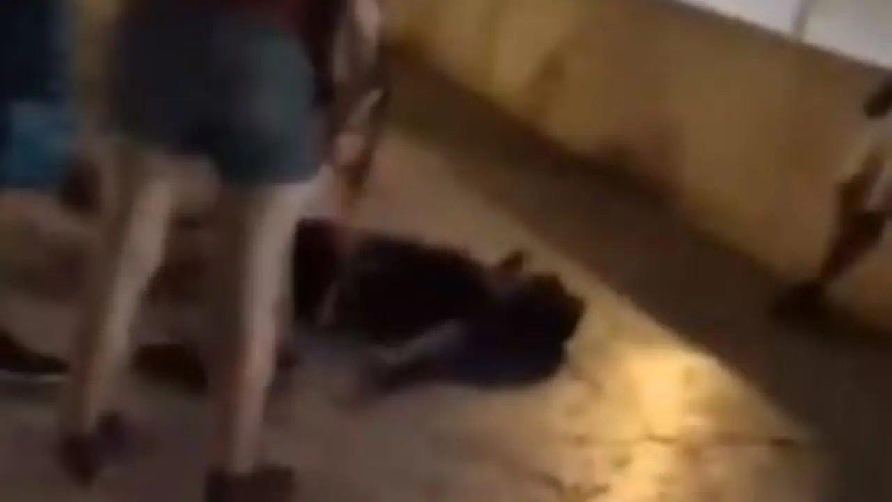 Navijač leži na ulici