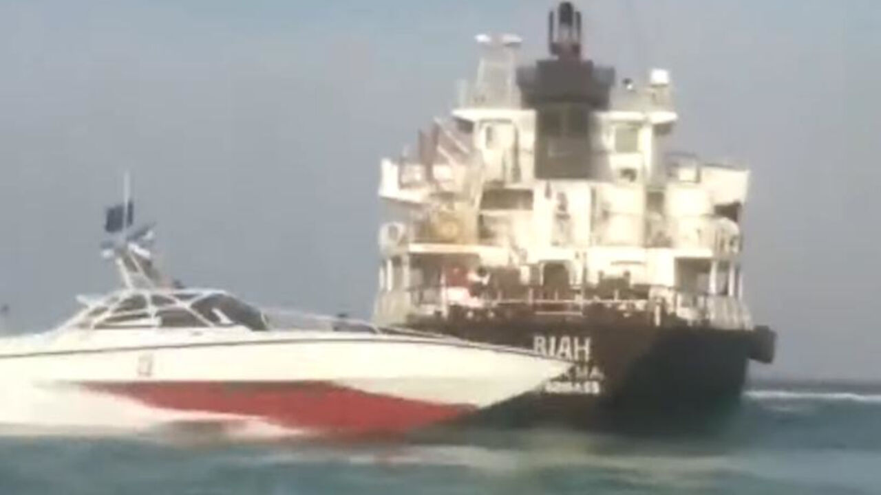 Iranski gliseri zaustavljaju tanker