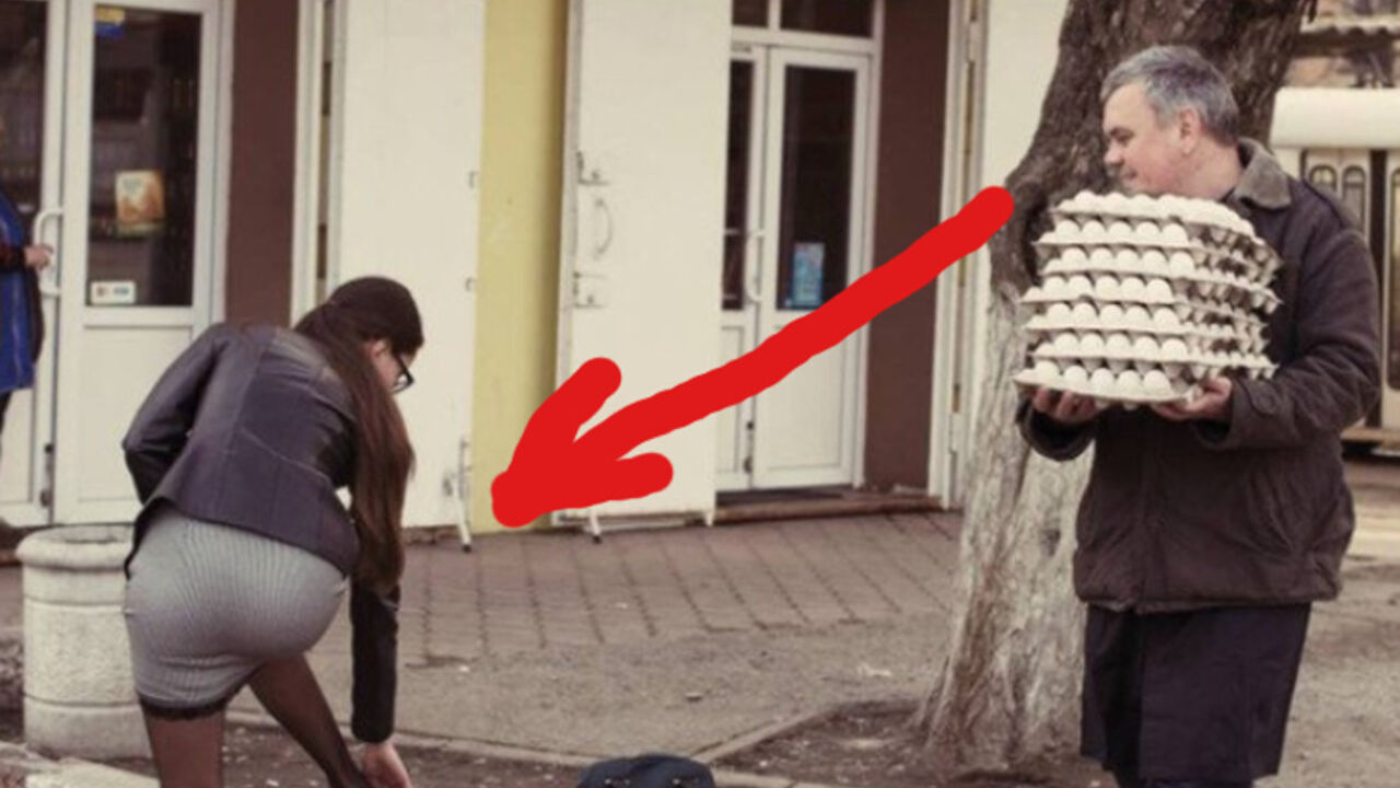 Čovek nosi jaja i gleda u devojku