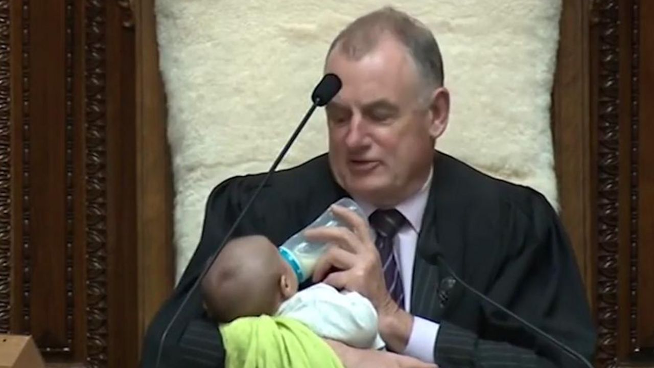 Predsedavajući hrani bebu u Parlamentu