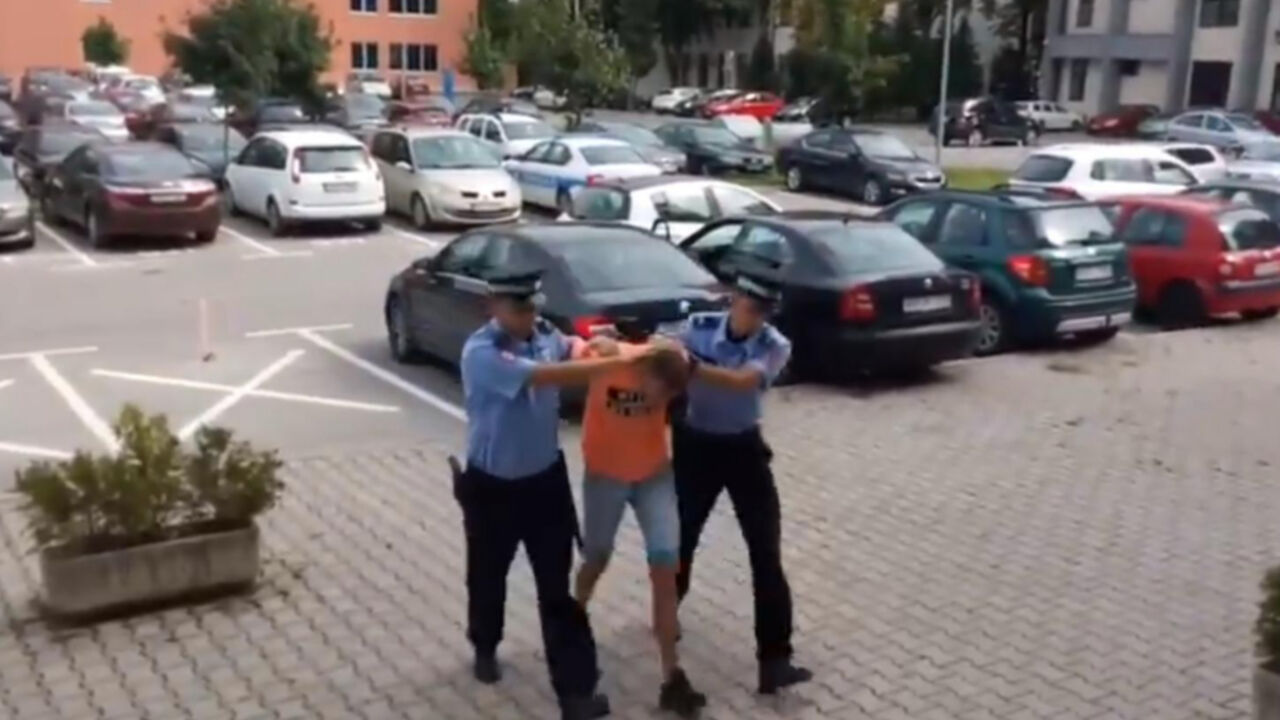 Sprovođenje serijskog pljačkaša škembe