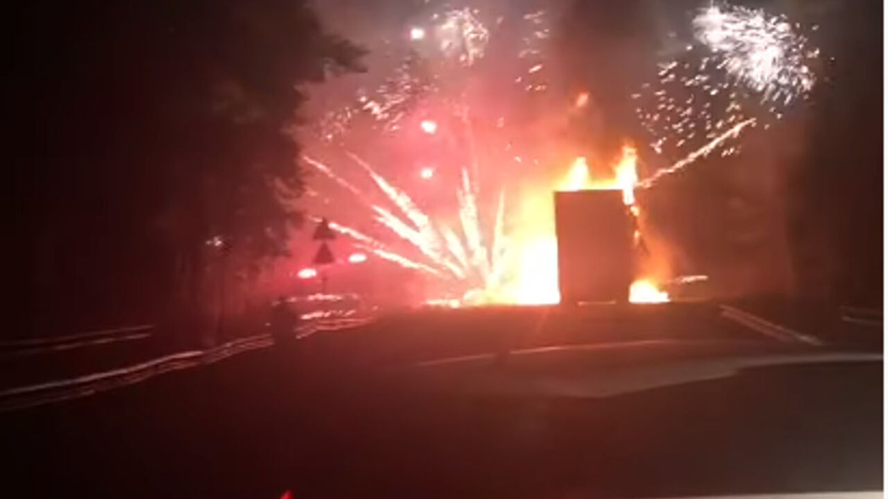 Zapaljeni kamion sa vatrometom 