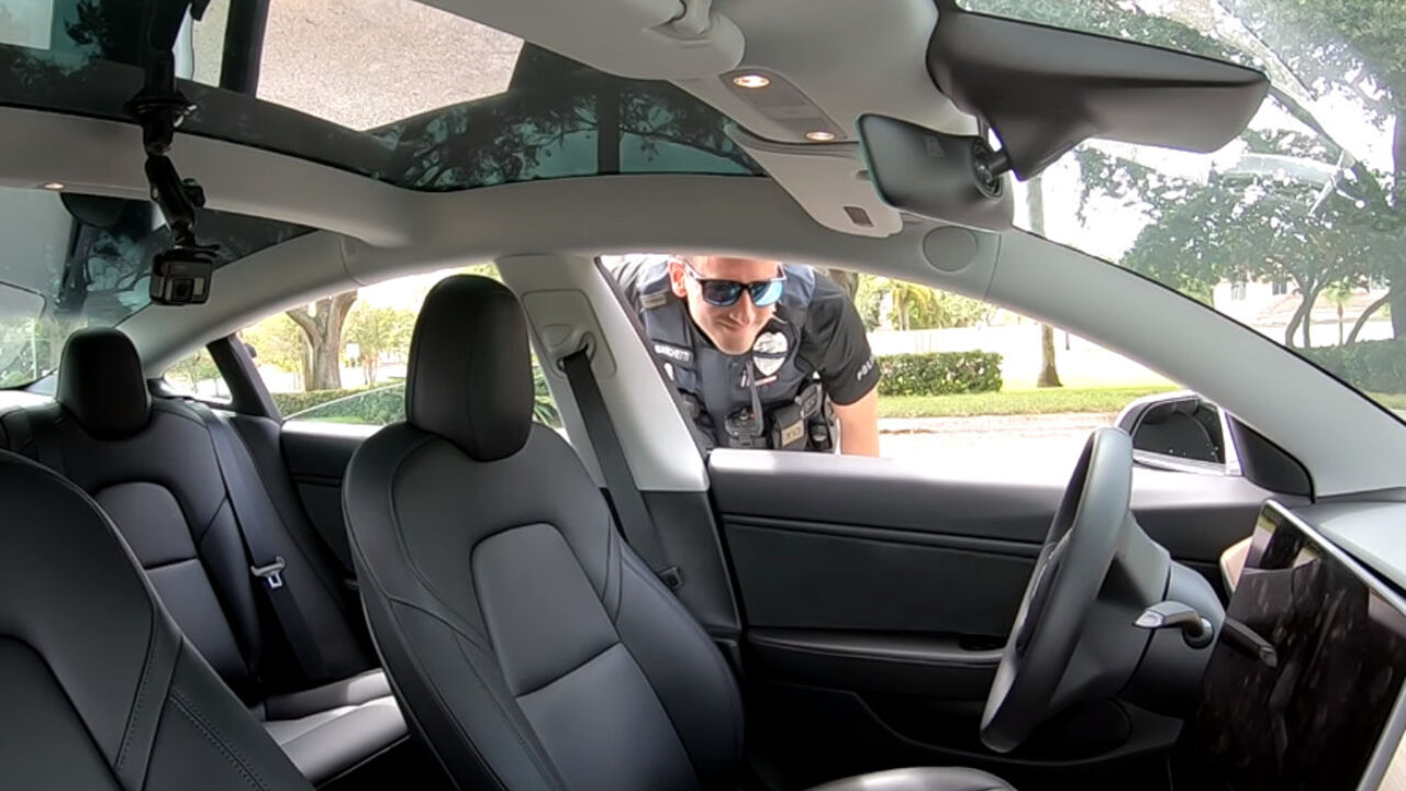 Policajac zaustavlja Teslu bez vozača