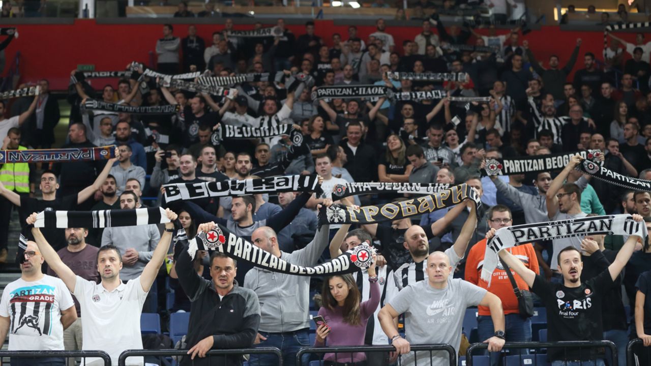 Grobari u areni