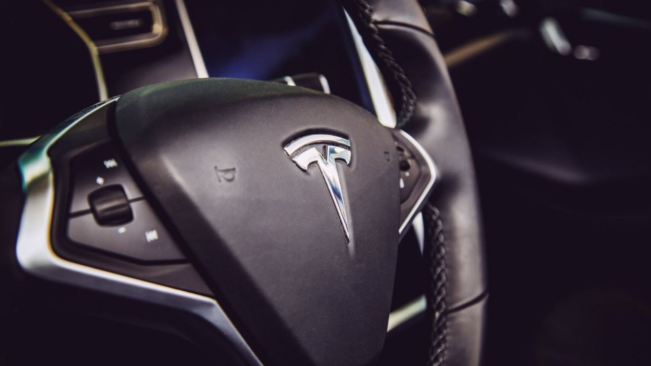 Tesla automobil