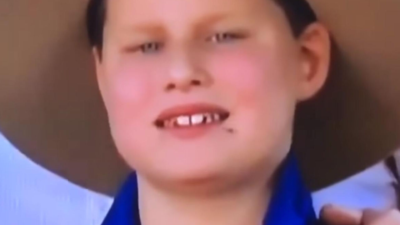 Dečak koji jede muve