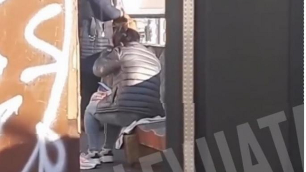 Muškarac tuče ženu