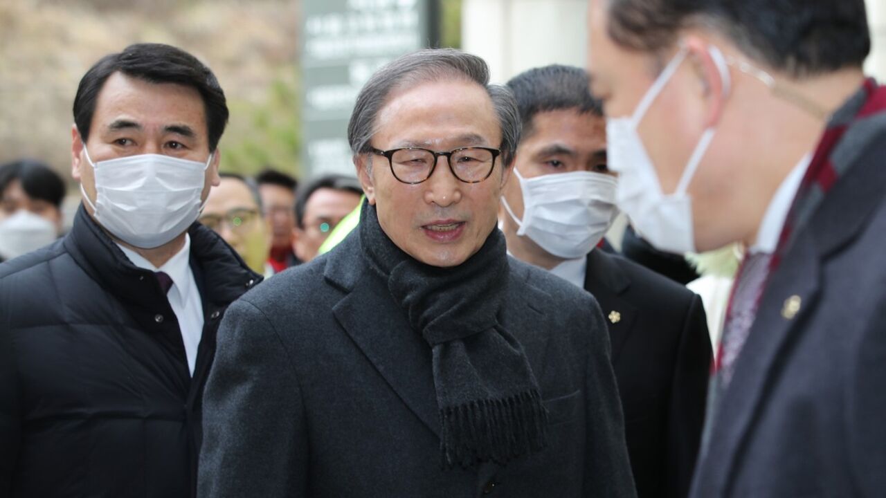 Li Mjung Bak