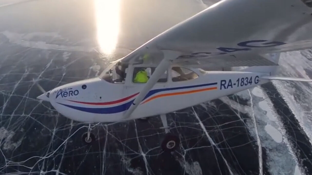 Avion iznad Bajkalskog jezera