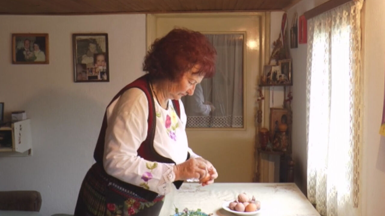 U farbanju jaja neizbežna je tehnika farbanja u lukovini
