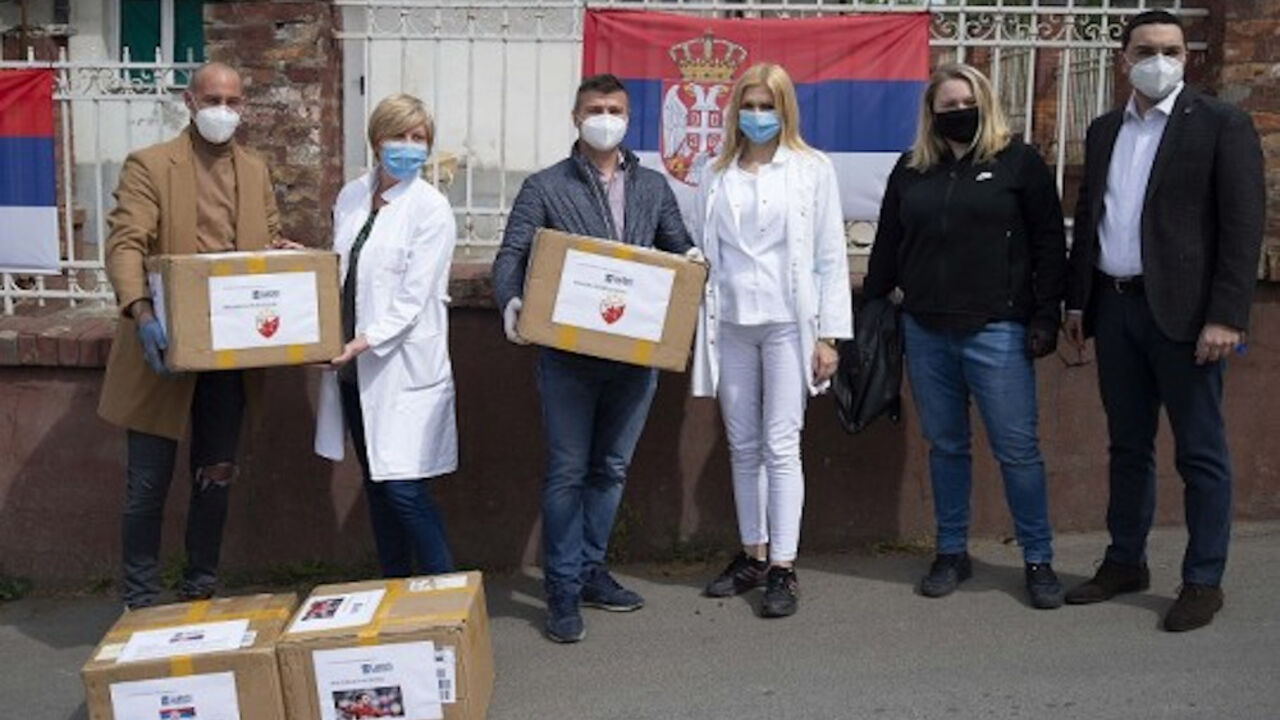 Milan Borjan uručuje testove ljudima sa Infektivne klinike u Beogradu