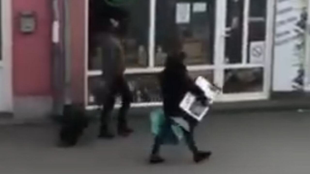 sa zvučnikom u naručju