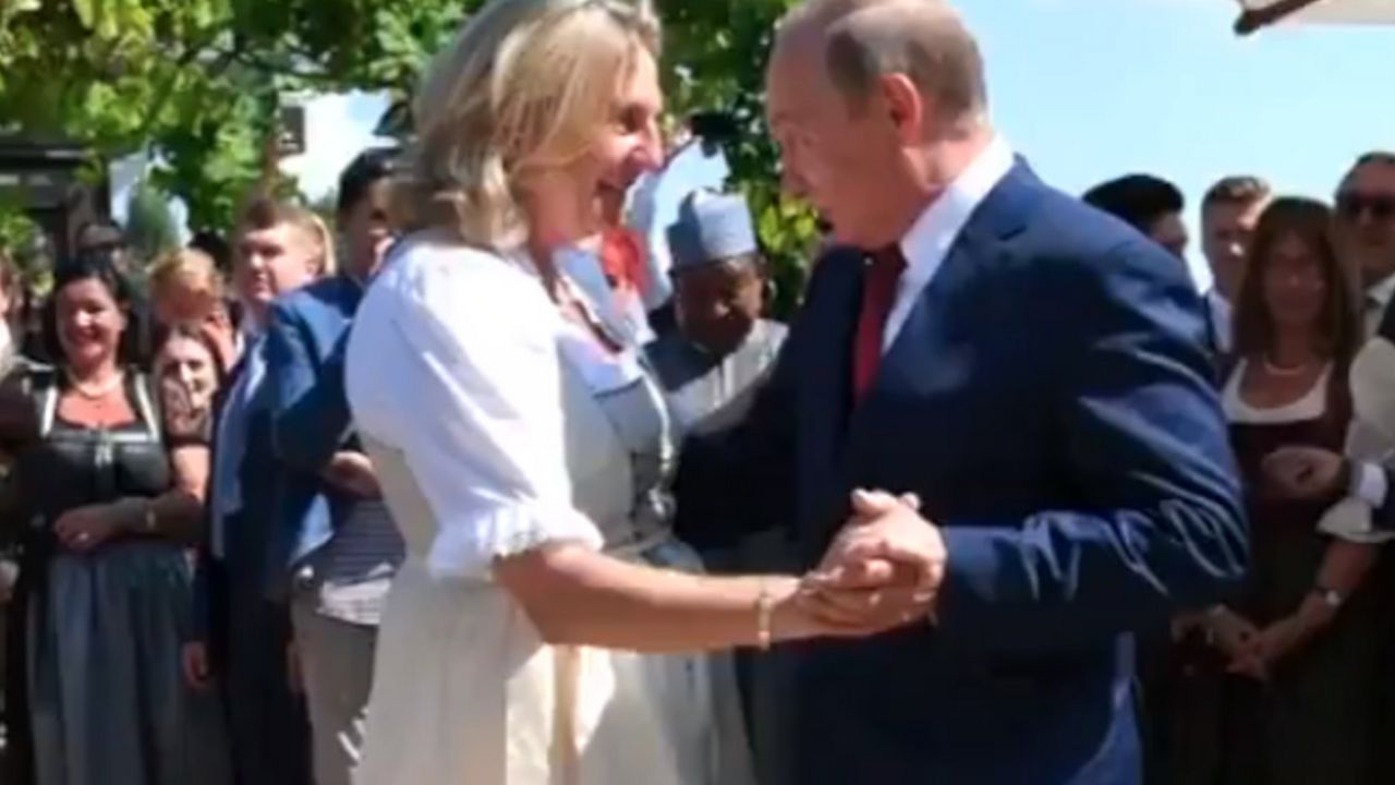 Knajsl pleše sa Putinom na svom venčanju